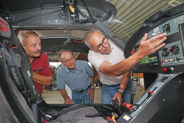Frank Schüle (rechts) erklärt das Cockpit des Ultraleichtflugzeugs | Foto: Ralf Seidel