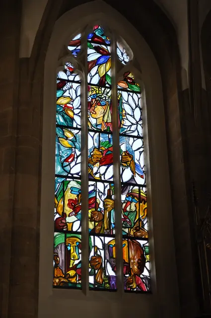 Die Fenster vom Künstler Markus Lüpertz. Dieses Fenster trägt den Titel: Gefängnis. Gefangene besuchen. St. Elisabeth wurde in ihren langen Jahren seit dem Bau auch einige Zeit als Gefängniskapelle genutzt. Auch Elisabeth war einstmals in Bamberg in Gefangenschaft. | Foto: Daniela Somers