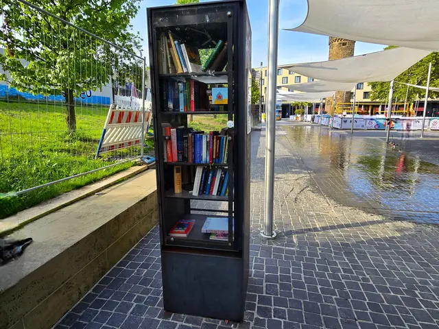 Ein Bücherschrank, der sehr viel Zulauf hat vor dem Soleo-Hallenbad, Platz am Bollwerksturm. 
Untere Neckarstrasse 21. Betreiber: Stadtbibliothek Heilbronn. | Foto: Heidrun Rosenberger