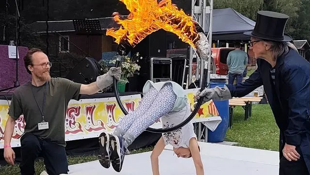 Auftritt des "Zirkus Rebellini" beim Waldfest im Ferienpark Truckenthal | Foto: MLPD