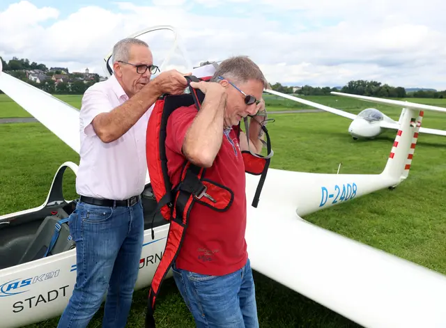 Der Rettungsfallschirm ist beim Segelfliegen kein Muss, aber die Vereinsmitglieder ziehen ihn immer an.  | Foto: Ralf Seidel