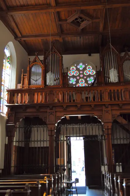Die Orgel und auch hier ist ein schönes buntes Kirchenfenster. | Foto: Daniela Somers