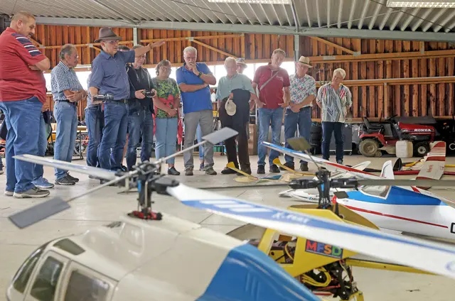 Die Motorflieger müssen wegen des Regens erstmal in der Halle bleiben.  | Foto: Ralf Seidel