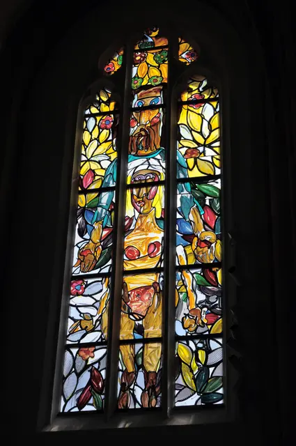 Dieses Fenster trägt den Titel: Süßer Jesus- Tod und Auferstehung und Nackte bekleiden. | Foto: Daniela Somers