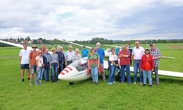Auf dem Fluggelände der Fliegergruppe Heilbronn ist das Gruppenfoto vor dem Segelflugzeug mit dem Namen "Stadt Solothurn" entstanden.  | Foto: Ralf Seidel