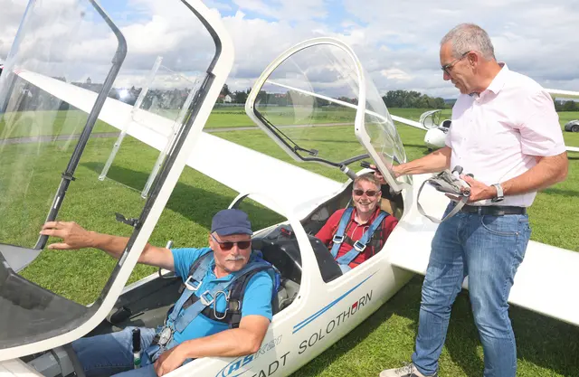 Jürgen Riedinger (rechts) kurz vor dem Start zu seinem ersten Segelflug. Roland Kraft ist einer der Segelfluglehrer des Vereins.  | Foto: Ralf Seidel