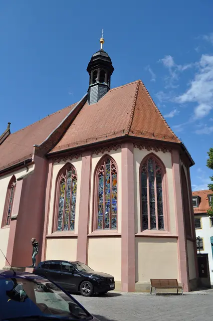 Schon von Außen sieht man die farbenprächtigen Kirchenfenster. | Foto: Daniela Somers