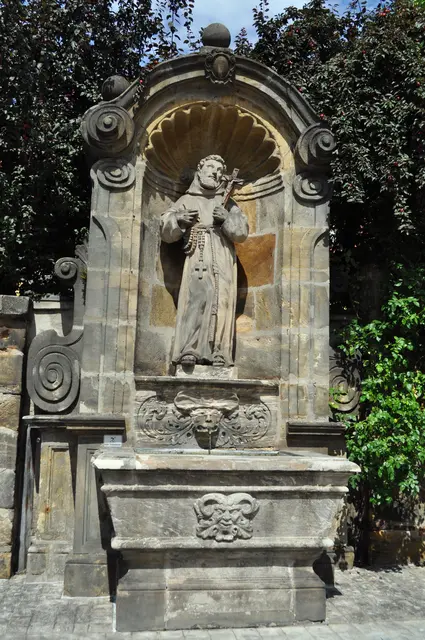 Gleich neben der Kirche steht der Franziskusbrunnen. | Foto: Daniela Somers