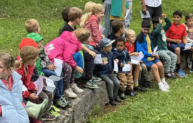 Die Ferienkinder warten auf die Siegerehrung | Foto: Eva Diem