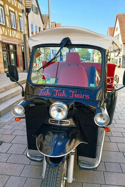Mit dem Tuktuk kann man sich durch das Städtle fahren und sich alles erklären lassen.  | Foto: sigischlottke