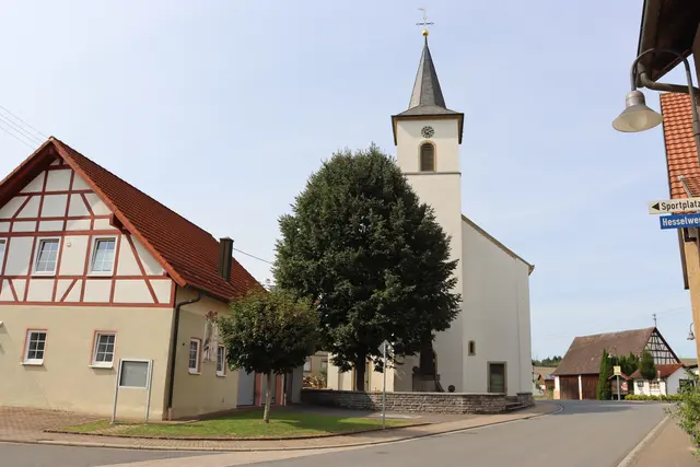 Feuerwehrmagazin und Kirche im Adelsheimer Stadtteil Leibenstadt | Foto: Marga Specht