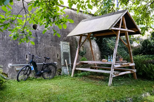 Einladend: der Rastplatz der Radwegekirche Kocherstetten unterm Walnussbaum

 | Foto: Gerhard Götz, Kocherstetten