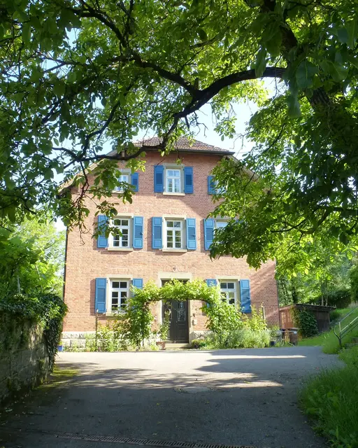 Romantisch gelegen: das Pfarrhaus von 1895 | Foto: Eigene Aufnahme, 2024