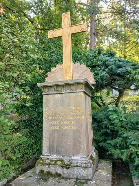 Im Friedhof das Grab der "Seherin von Prevorst". Rechts daneben  - hier nicht sichtbar - das Grab von Manfred Kyber.   | Foto: sigischlottke
