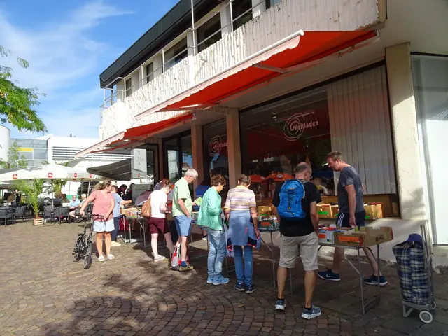Die Büchertische wurden zum Teil vor dem Weltladen aufgebaut  | Foto: Klaus Ries-Müller