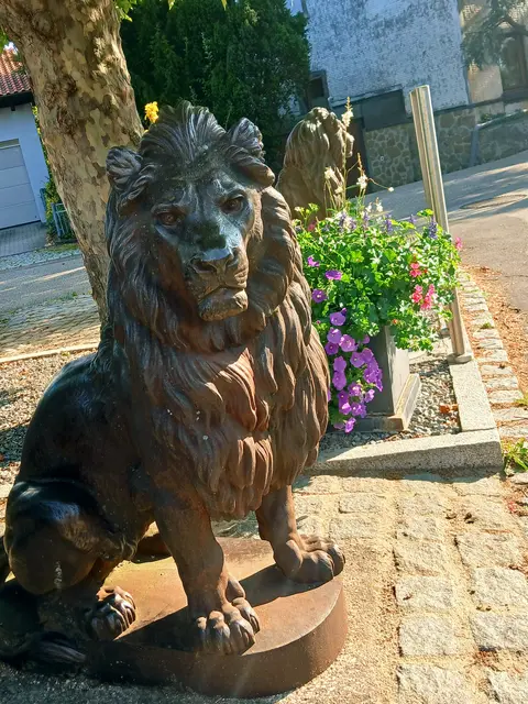 Die Löwensteiner Löwen wachen am Eingang zum Parkplatz Stutz.   | Foto: sigischlottke