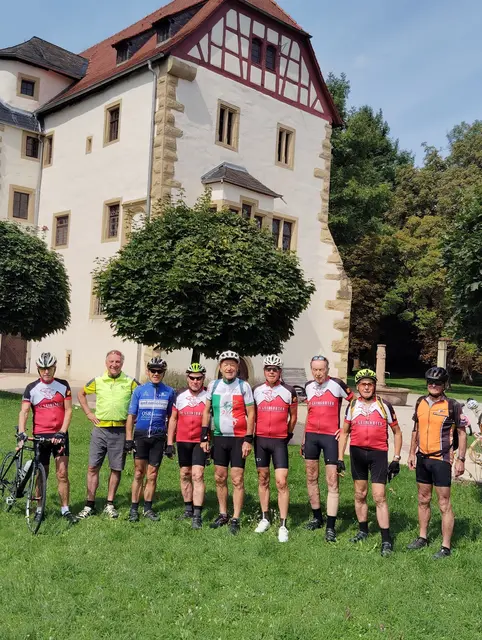 SV Leingarten Radsportler vor dem Alten Schloß in Neckarbischofsheim | Foto: Urheberbild von Willi Frasch