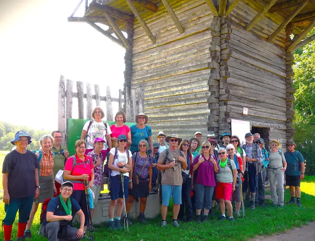 Beim römischen Wachturm "WP9/64" der 1971 in Holzbauweise nachgebaut wurde, stellten sich die Wanderer der Aktivgruppe Talheim für ein Gruppenbild in Position. | Foto: Isolde Reitz