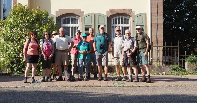 Die Wanderer starten ihre Tour bei bester Sonntagslaune am Parkplatz Stutz in Löwenstein.  | Foto: Rainer Göser 