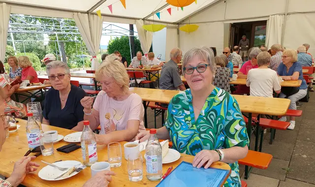 Die Kneipp-Vorsitzende Marie Fischer fühlte sich sichtlich wohl und war gut ausgestattet für ihre Begrüßung. | Foto: Foto privat