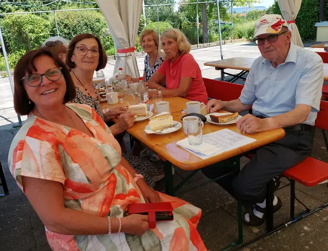Die Stimmung war bestens in allen Altersklassen und hier sogar mit schönem Ausblick ! | Foto: Foto privat