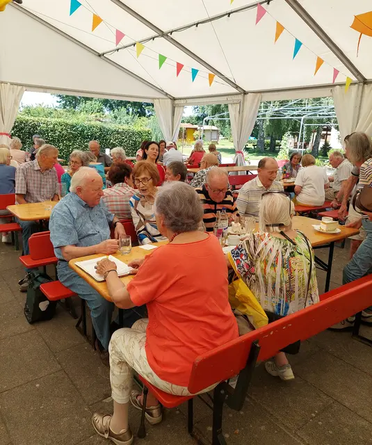Unter dem bunt geschmückten Zeltdach war wunderbares Sitzen und angeregtes Plaudern bei bester Laune angesagt. | Foto: Foto privat