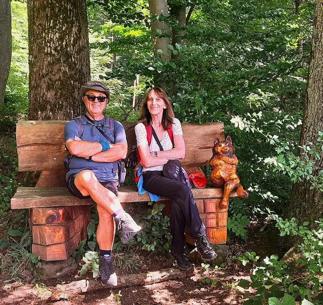 Auf dieser schönen Bank  mit dem kleinen "Wolpertinger" kann man es sich gemütlich machen. | Foto: Isolde Reitz