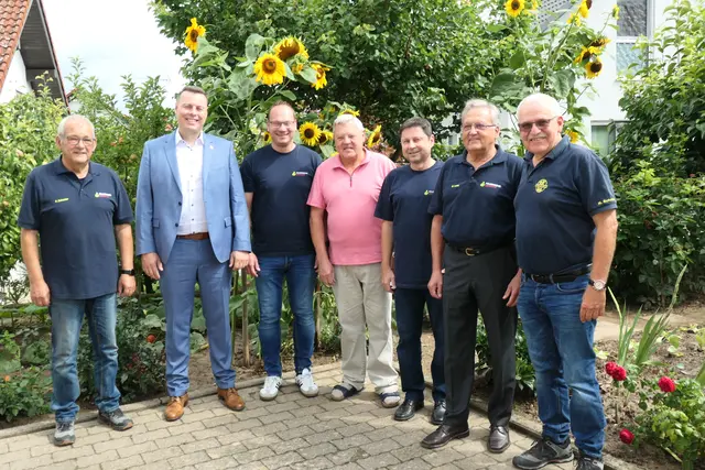 Die Abordnung der Freiw. Feuerwehr Oedheim gratuliert zusammen mit Bürgermeister Matthias Schmitt Josef Denzer zu seinem 75. Geburtstag. | Foto: Feuerwehr Oedheim
