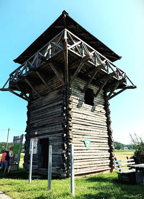 Das 1971 in Holzbauweise nachgebaute römische Kastell WP9/64. | Foto: Isolde Reitz