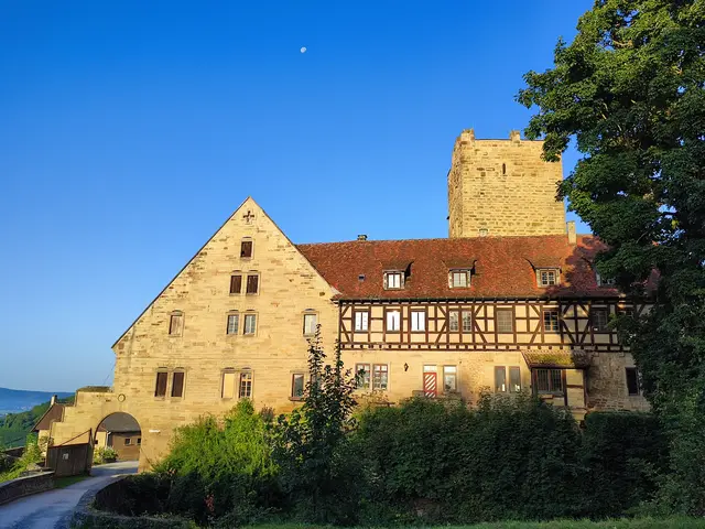 Auch der Mond steht noch über der Burg Neipperg | Foto: Aurelia Kling