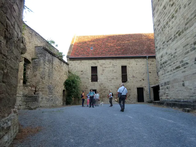Kurze Trinkpause im schattigen Burghof | Foto: WandernGabyErich
