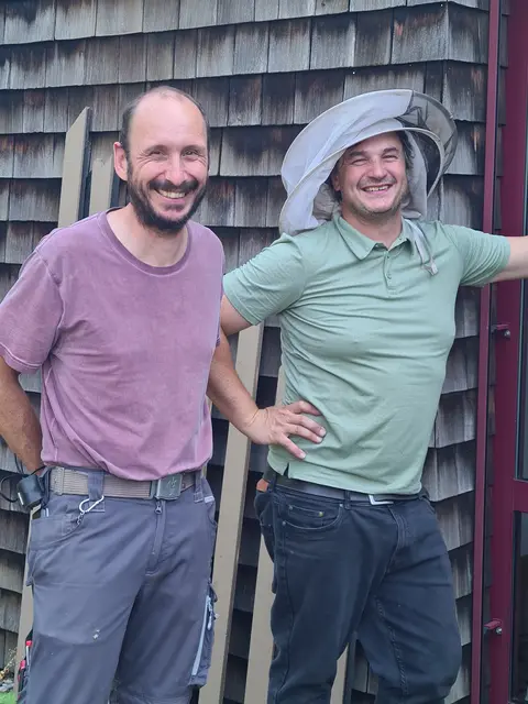 Herr Thomas Eichhorn und Herr Hans Rosen bei der Umsiedlung eines Hornissennestes. Beeindruckend und einen Stich gab es dann doch.
(Herr Eichhorn mit rotem Shirt) | Foto: Claudia Jäger