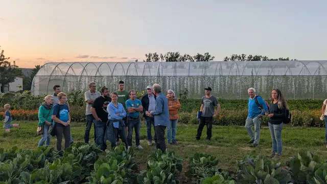 Friedemann Ebner (5. v. r.) führt die Bioland-Gruppe Heilbronn über seinen Saatgutbetrieb.  | Foto: Bioland e. V.