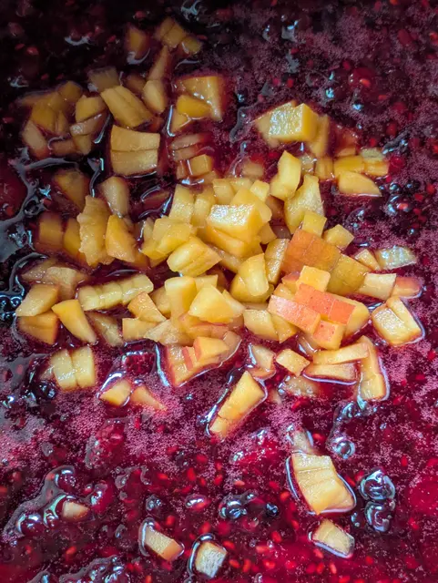 Die Masse bei höchster Stufe unter ständigem Rühren zum Kochen bringen, dann 4 - 5 Minuten kochen lassen. Immer weiter rühren, nach 2 Minuten die Hitze reduzieren.  | Foto: Eigene Aufnahme