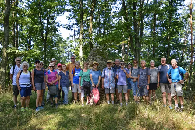 Mit dem Reisberg hat die Gruppe den höchsten Punkt der Wanderung erreicht. Vor dem Steinei ist das Gruppenbild entstanden. | Foto: Michael Harmsen