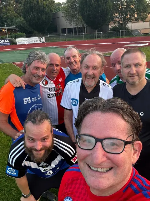 Nach dem Trainingsspiel in Flein bei ca. 30 Grad. Hinten v.l.n.r.: Jürgen Kurz, Thomas Butz, Heinrich Schuster, Alfred Kulka, Jens Niederberger und Steffen Hoffmann. Vorne v.l.n.r. : Christian Wachtel und Alexander Arnold  | Foto: Alfred Kulka