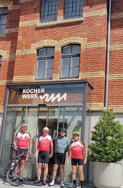 Rennradgruppe vom SV Leingarten vor dem Gründergebäude und dem heutigen Schrauben-Museum  | Foto: Urheberbild von Willi Frasch