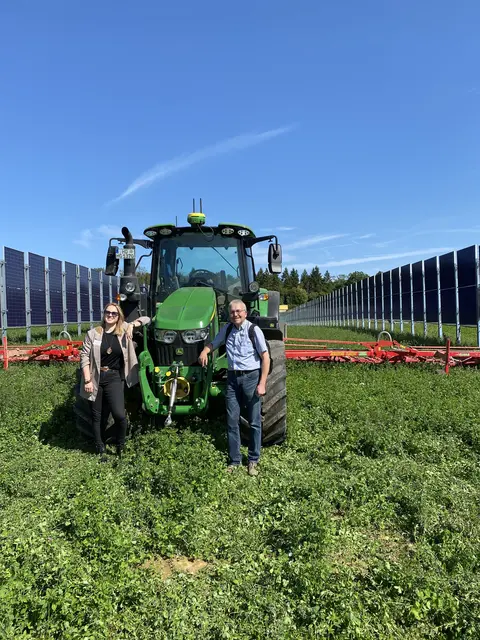 Von Links: ÖDP-Stadträtin Carina Menakker und ÖDP-Stadtrat Klaus Ries-Müller zwischen den PV-Modulreihen mit 13,6 Meter Abstand
 | Foto: Klaus Ries-Müller