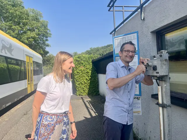 Weichen stellen - das machen die Bahnfreunde unter den Politiker*innen auch gerne mal ganz praktisch. MdL Gudula Achterberg und MdL Hermino Katzenstein im Bahn-Ersatzverkehr unterwegs auf der Krebsachtalstrecke.  | Foto: agp
