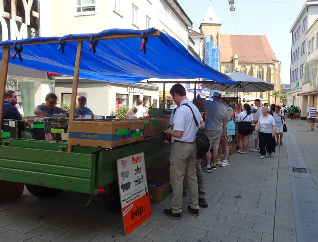 Die Bücher und Gebrauchtwaren wurden auf einem Traktoranhänger präsentiert  | Foto: Klaus Ries-Müller