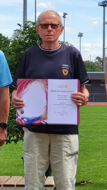 Werner Broß mit den Urkunden seiner Badischen Rekorde | Foto: Elke Cardoso
