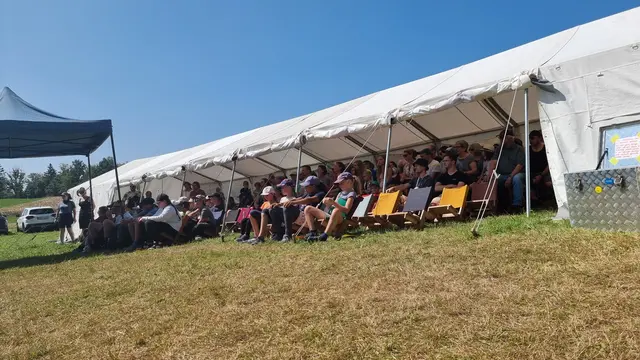 Abschlussgottesdienst im Schatten des Gemeinschaftszeltes | Foto: Zeltlager EmK Marbach