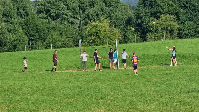 Das Volleyball-Feld ist die ganze Woche ein beliebter Treffpunkt | Foto: Zeltlager EmK Marbach