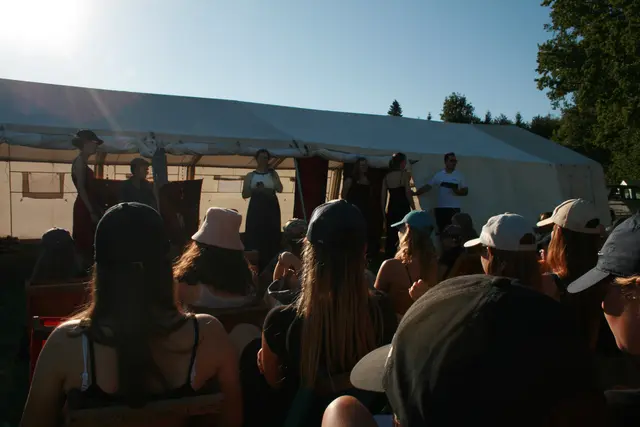 Die Verleihung beginnt mit Spielen: Mitarbeiter vs. Teilnehmer | Foto: Zeltlager EmK Marbach