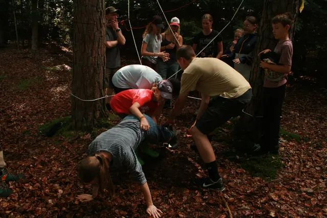 Teamwork beim durchquere des Spinnennetzes | Foto: Zeltlager EmK Marbach