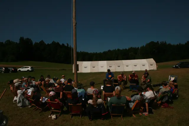 Gemeinsamer Beginn der Bibelarbeit mit Liedern und kurzem thematischen Anspiel | Foto: Zeltlager EmK Marbach