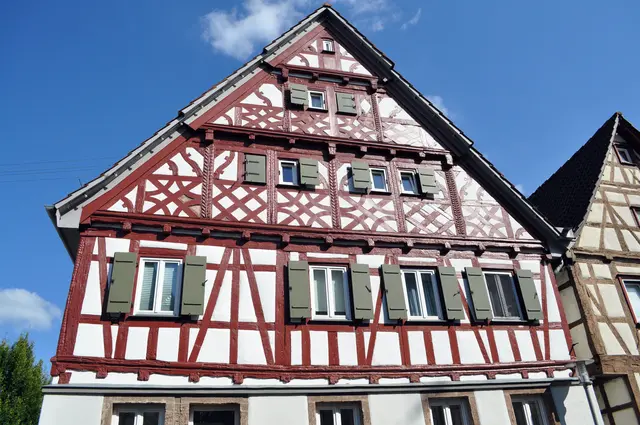 Dieses Haus hat wohl den schönsten Fachwerkgiebel. Es wurde schon ein Jahr nach dem Brand 1693 errichtet. Hier sind Rauten und Andreaskreuze als Zierform im Fachwerk zu erkennen. | Foto: Daniela Somers