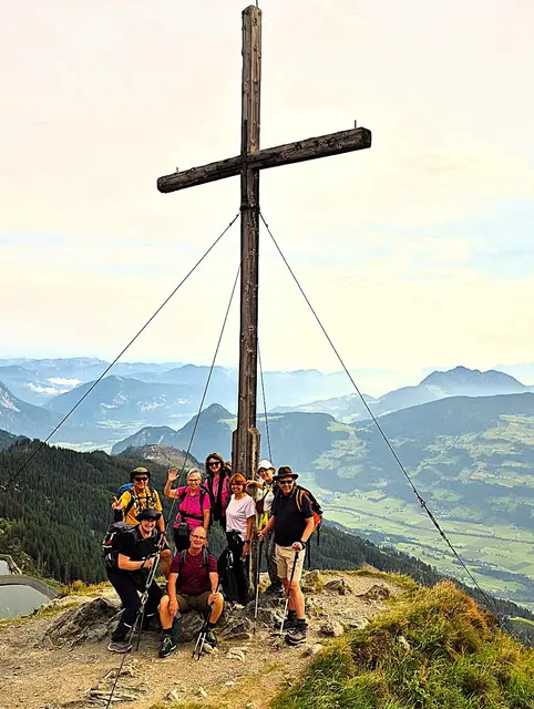 Gruppenbild am Gipfelkreuz des Spieljoches. | Foto: Isolde Reitz