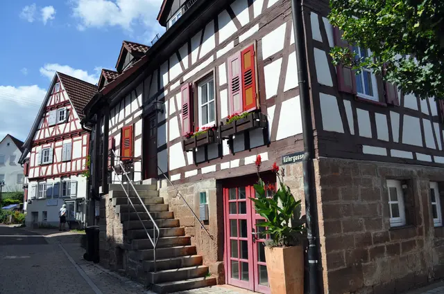 Dieses schöne Fachwerkhaus gehörte einem Küfer. Typisch die Bauform: unten Stein, dann ein Fachwerkaufbau und dann der Dachboden. So war wohl die Bauvorschrift für die einfache Bevölkerung zu dieser Zeit. | Foto: Daniela Somers