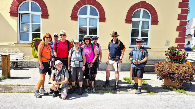 Noch strahlende Gesichter beim Start der Alpenüberquerung in Gmund am Bahnhof. | Foto: Isolde Reitz